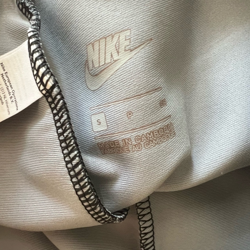 Nike Black and Gray Patterned Leggings - Picture 2 of 5